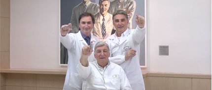 Família De Bortoli segurando implantes